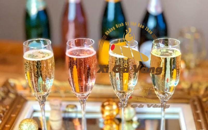 Khi rót rượu ra ly sẽ xuất hiện các sủi bọt khí li ti